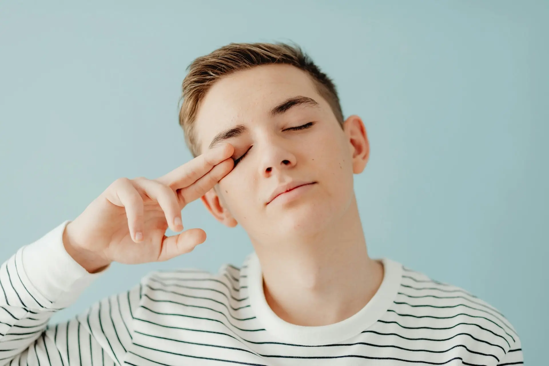 Person with allergy season dry eye symptoms — itchy, dry eyes in spring